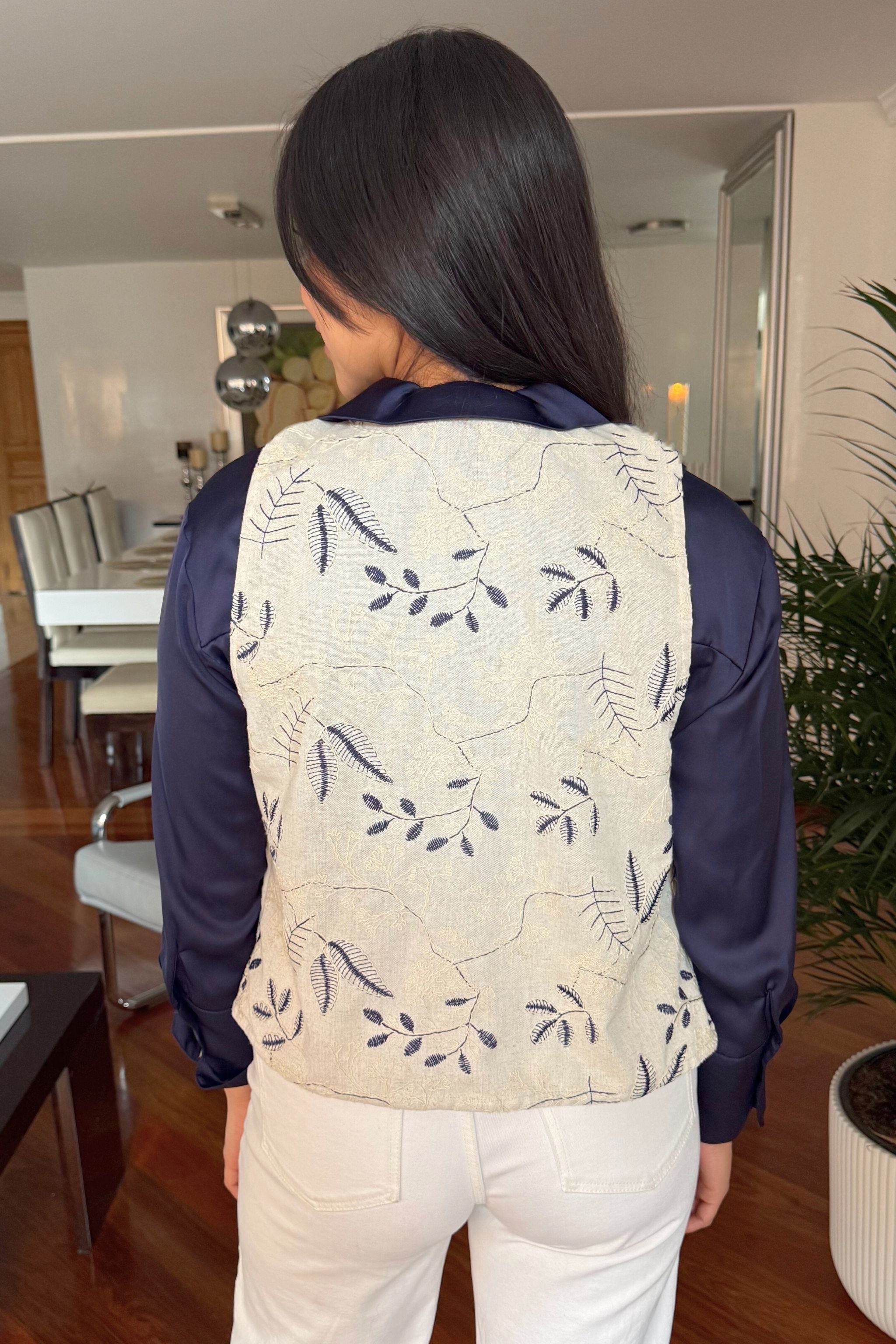 CHALECO BORDADO HOJAS