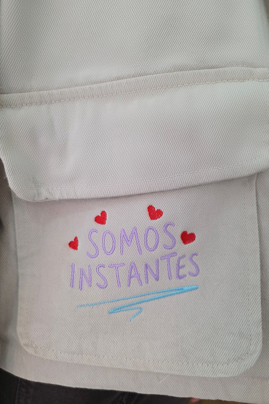 CHAQUETA CROP SOMOS INSTANTES